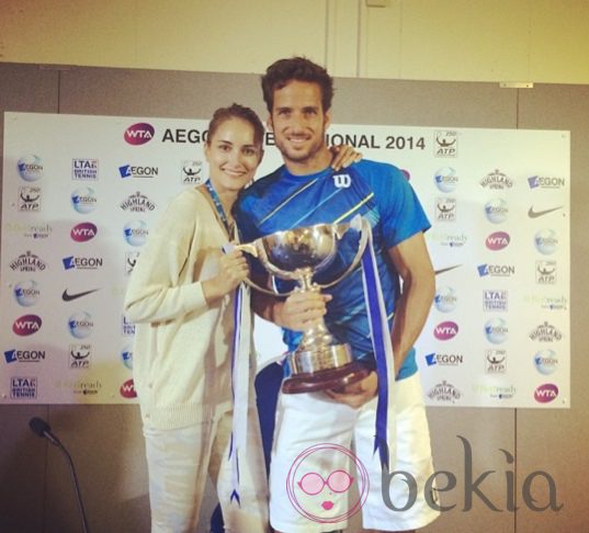 Alba Carrillo y Feliciano López posando con el trofeo de Eastbourne 2014