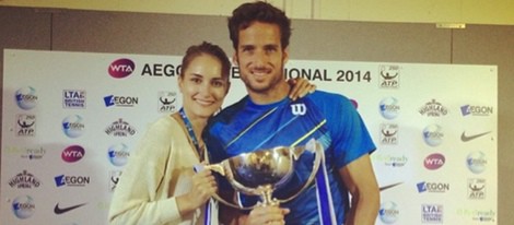 Alba Carrillo y Feliciano López posando con el trofeo de Eastbourne 2014