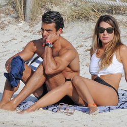 Elena Tablada y Daniel Arigita tomando el sol en una playa de Formentera