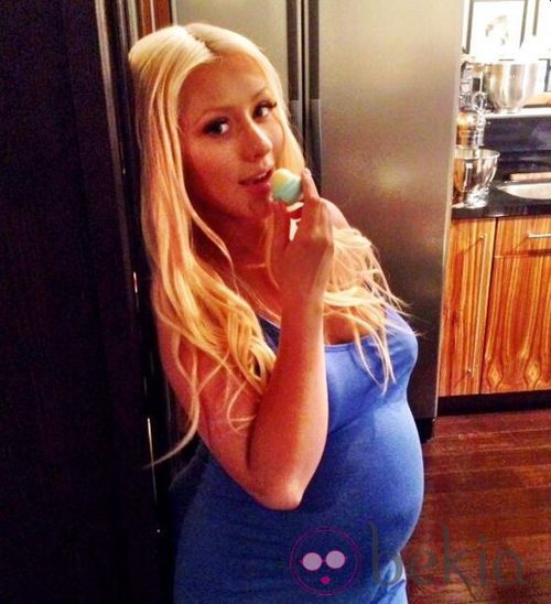 Christina Aguilera muestra su creciente embarazo para celebrar la llegada del verano