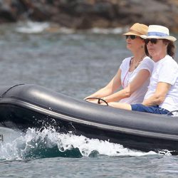 Paul McCartney y Nancy Shevell en una lancha en sus días de descanso en Ibiza
