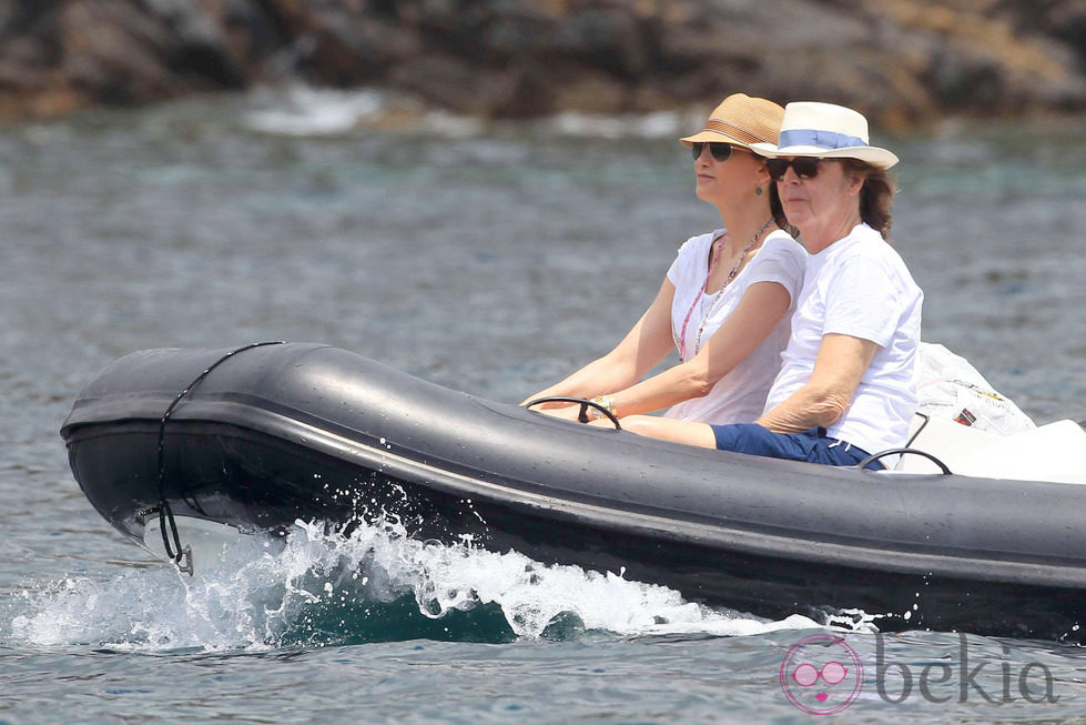 Paul McCartney y Nancy Shevell en una lancha en sus días de descanso en Ibiza