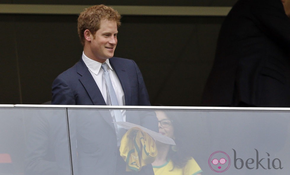 Harry de Inglaterra viendo el encuentro entre Brasil y Camerún del Mundial 2014