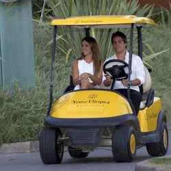 Elena Furiase y Leo Perrugorría en un caddy en un torneo de golf en La Moraleja