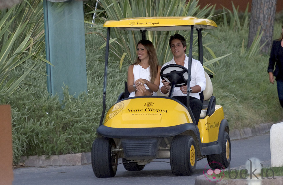 Elena Furiase y Leo Perrugorría en un caddy en un torneo de golf en La Moraleja