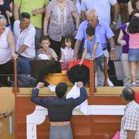 Jesulín de Ubrique regala su sombrero a un grupo de niños