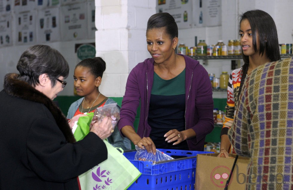 Michelle Obama junto a sus hijas en Acción de Gracias
