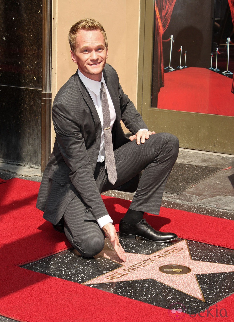 Neil Patrick Harris posa con su estrella en el Paseo de la Fama