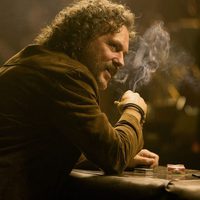 José Coronado fumando en una escena de 'No habrá paz para los malvados'