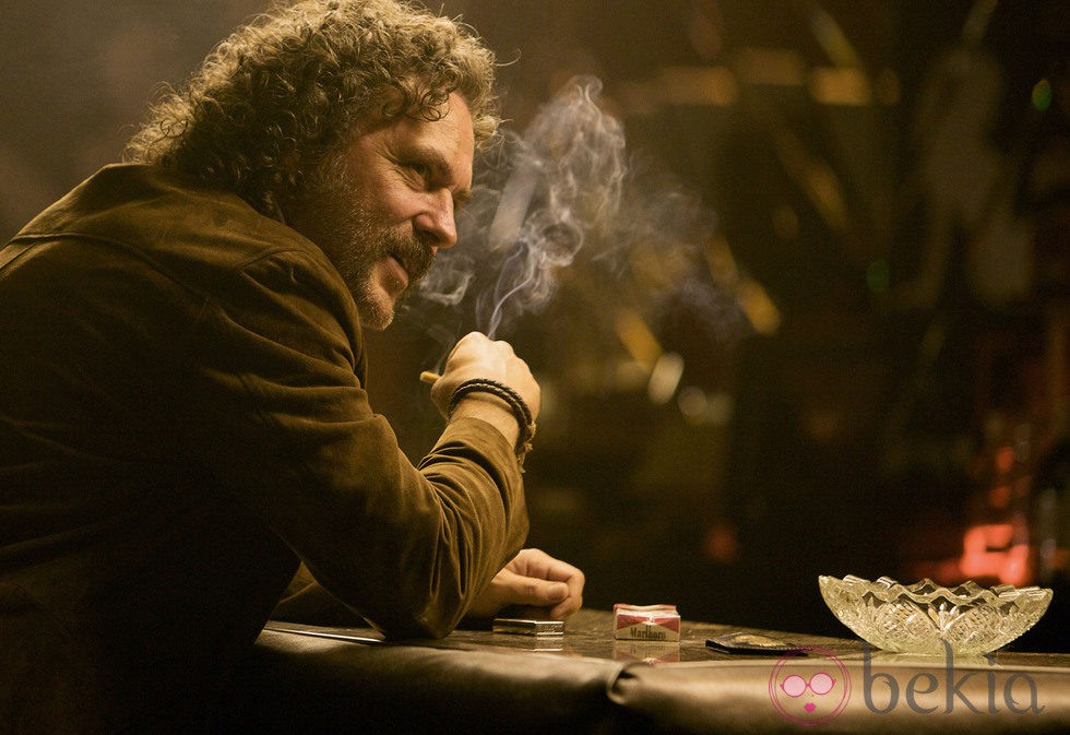 José Coronado fumando en una escena de 'No habrá paz para los malvados'