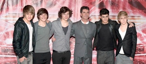 One Direction posa con Simon Cowell