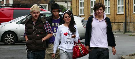 Niall Horan, Zayn Malik, Cher Lloyd y Harry Styles en Londres