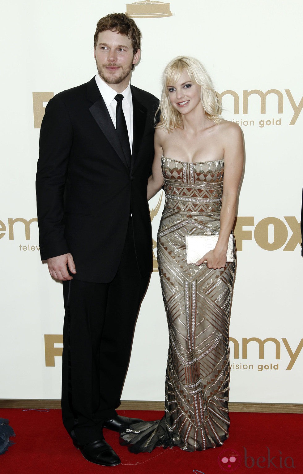 Anna Faris y su novio Chris Pratt en la gala de los Emmy 2011 - Alfombra  roja de los premios Emmy 2011 - Foto en Bekia Actualidad