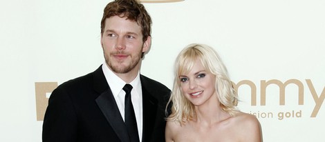 Anna Faris y su novio Chris Pratt en la gala de los Emmy 2011