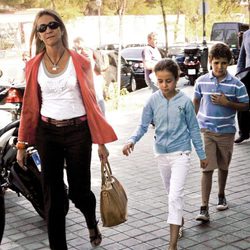 La Infanta Elena y sus hijos en el 36 cumpleaños de María Zurita