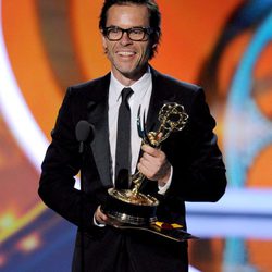 Guy Pearce recoge su Emmy como Mejor Actor Secundario de Miniserie por 'Midred Pierce'