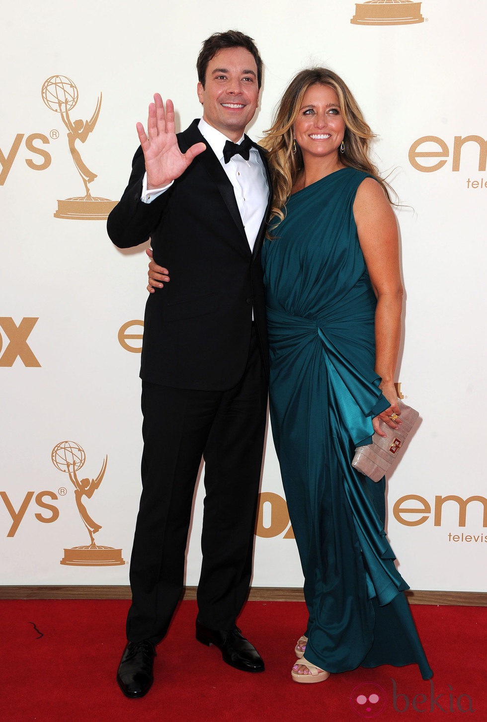 Jimmy Fallon y su pareja Nancy Juvonen en los premios Emmy 2011
