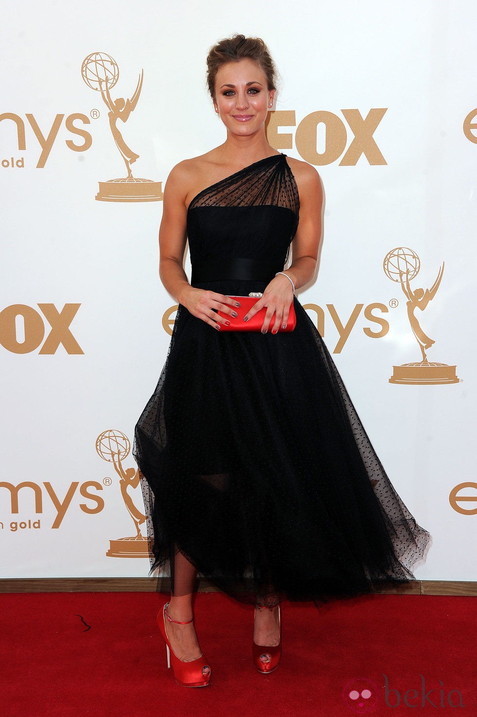Kaley Cuoco en los premios Emmy 2011