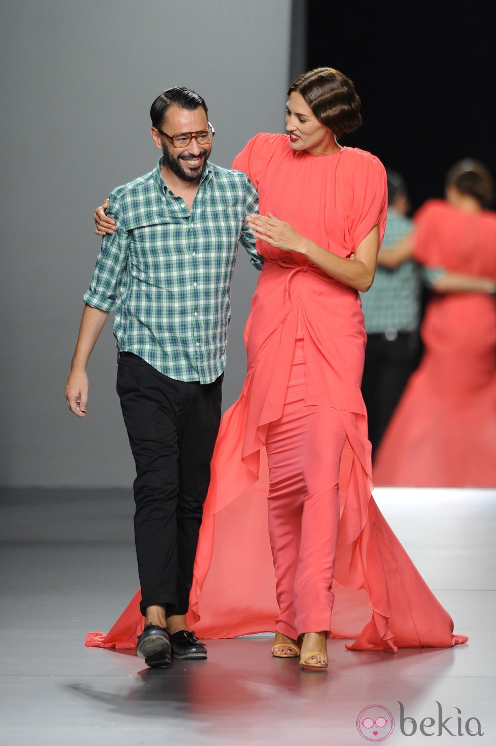 Nieves Álvarez con el diseñador Juanjo Oliva en Cibeles