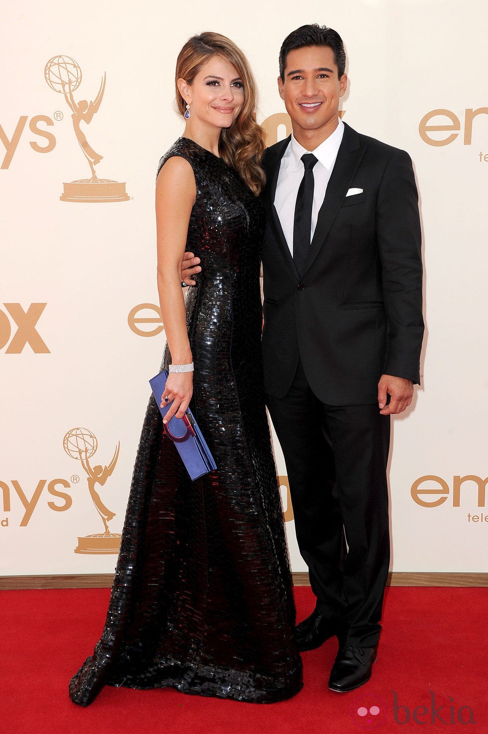 Maria Menounos y Mario López en los premios Emmy 2011