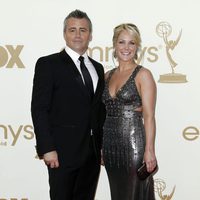 Matt LeBlanc y su pareja Andrea Anders en los premios Emmy 2011