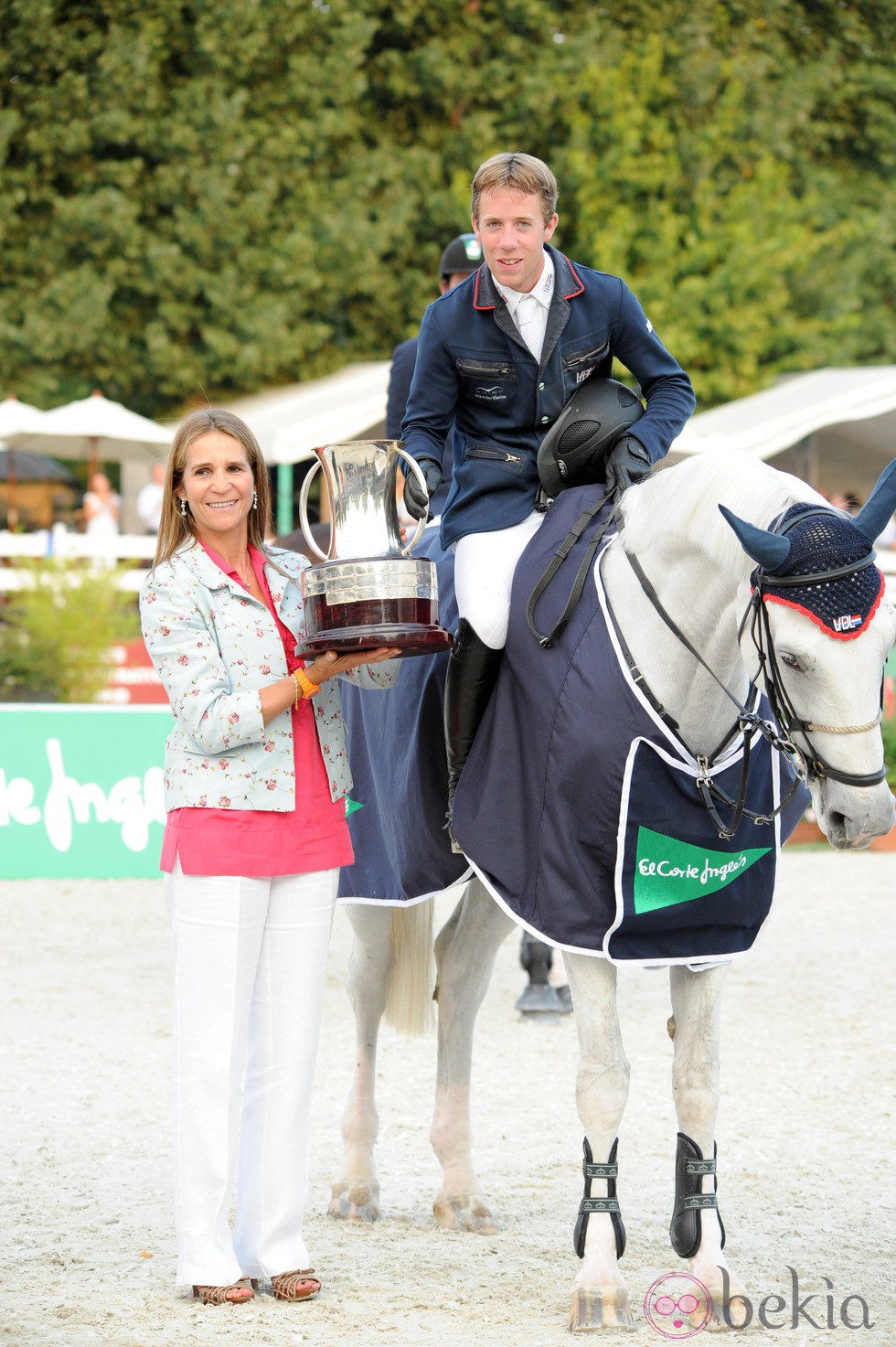 La Infanta Elena entrega la copa al ganador del Concurso de Saltos de Madrid