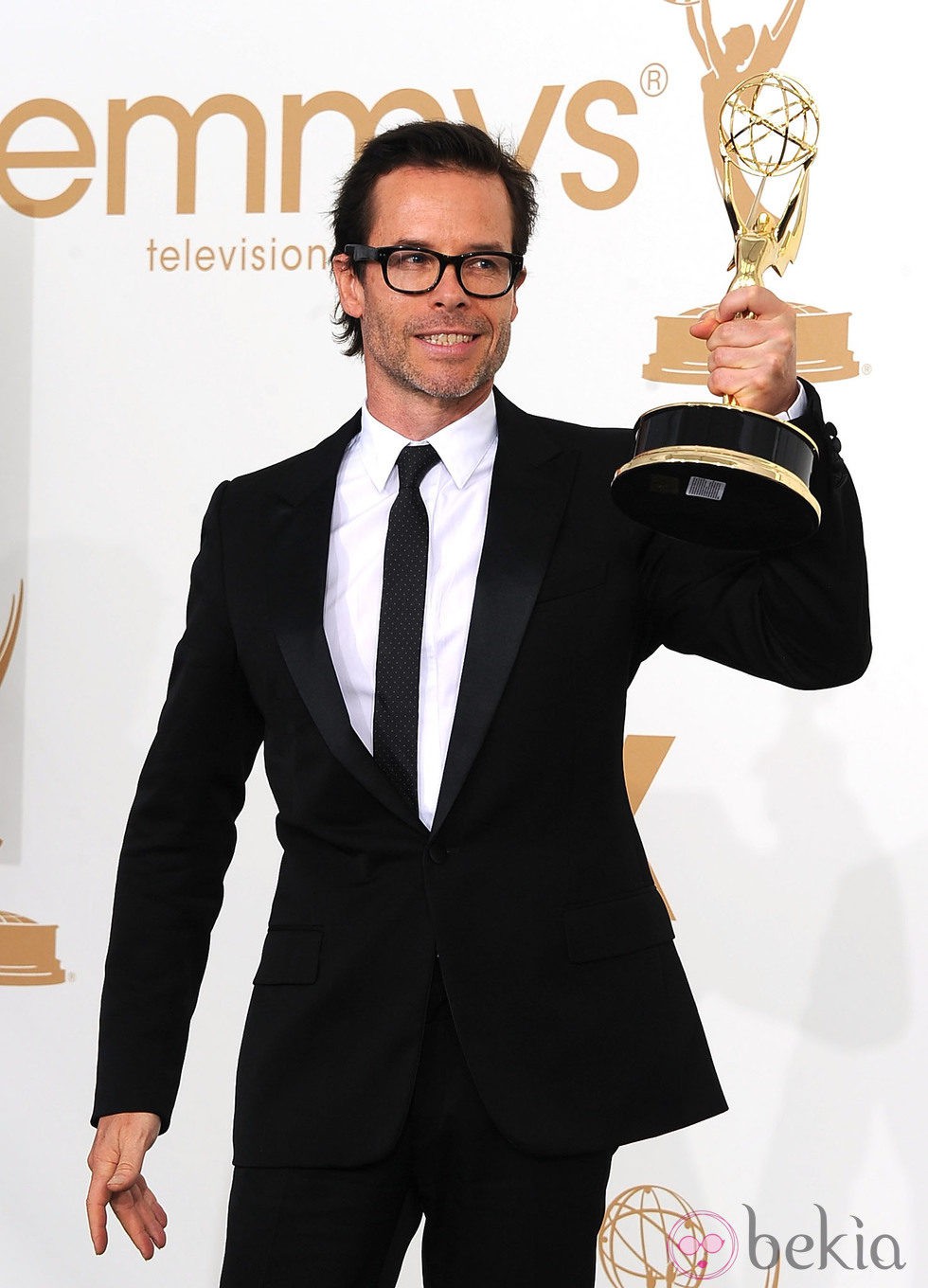 Guy Pierce con su galardón en los premios Emmy 2011