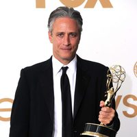 Jon Stewart con su galardón en los premios Emmy 2011
