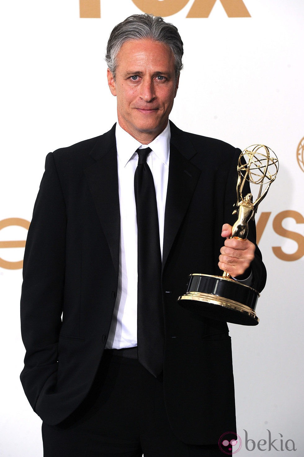 Jon Stewart con su galardón en los premios Emmy 2011