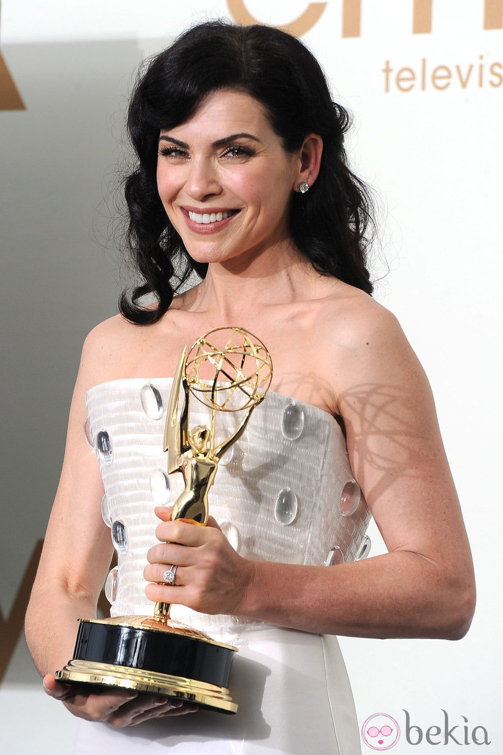 Jualianna Margulies con su galardón en los premios Emmy 2011