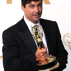 Kyle Chandler con su galardón en los premios Emmy 2011