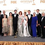 El reparto de 'Mad Men' con su galardón en los premios Emmy 2011