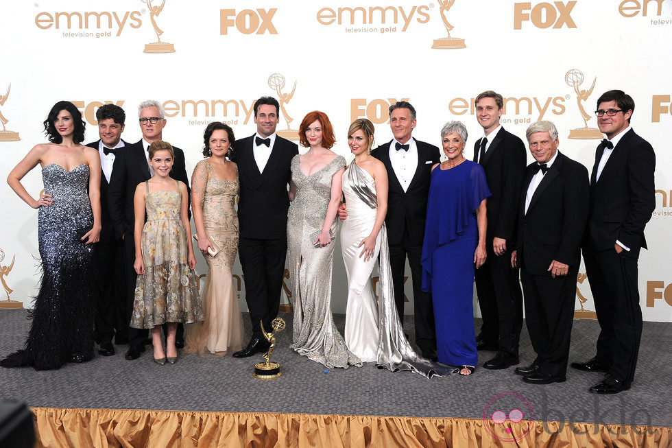 El reparto de 'Mad Men' con su galardón en los premios Emmy 2011