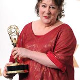 Margo Martindale con su estatuilla en los premios Emmy 2011