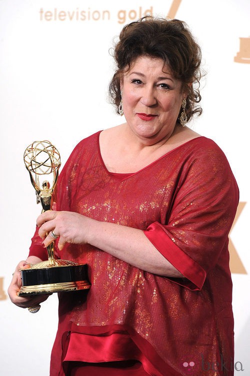 Margo Martindale con su estatuilla en los premios Emmy 2011