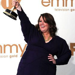 Melissa McCarthy con su galardón en los premios Emmy 2011
