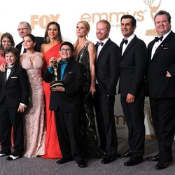 El reparto de 'Modern Family' con su galardón en los premios Emmy 2011