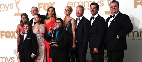 El reparto de 'Modern Family' con su galardón en los premios Emmy 2011