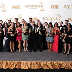 El equipo de 'The Daily Show' con su estatuilla en los premios Emmy 2011.