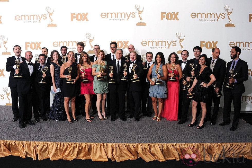 El equipo de 'The Daily Show' con su estatuilla en los premios Emmy 2011.