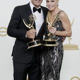 Ty Burrell y Julie Bowen con sus galardones en los premios Emmy 2011