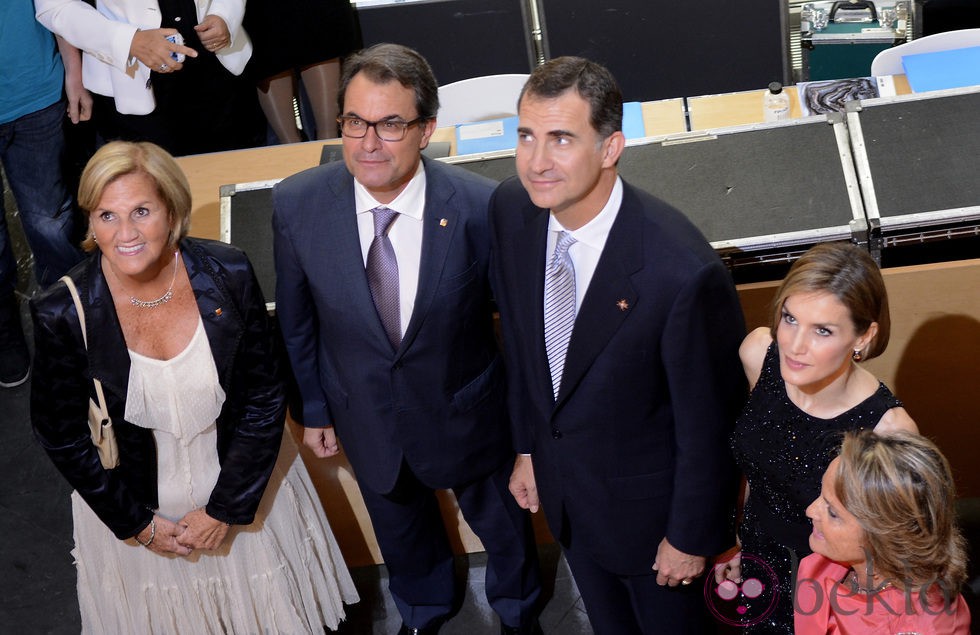 Los Reyes Felipe y Letizia con Artur Mas en la entrega de los Premios Fundación Príncipe de Girona 2014