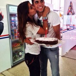 Melissa Jiménez besa a Marc Bartra tras sorprenderla por su cumpleaños