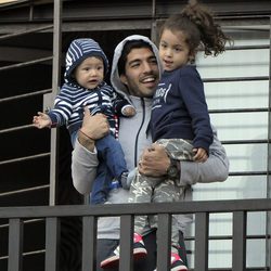 Luis Suárez vuelve a Uruguay con sus hijos