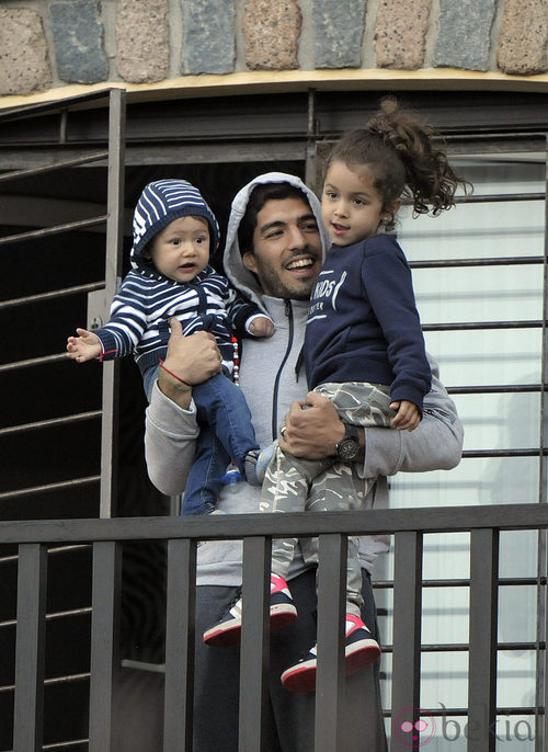 Luis Suárez vuelve a Uruguay con sus hijos