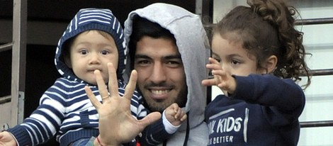 Luis Suárez y sus hijos saludan alegres a sus seguidores