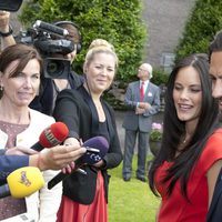 Carlos Felipe de Suecia y Sofia Hellqvist hablan con la prensa en el anuncio de su compromiso