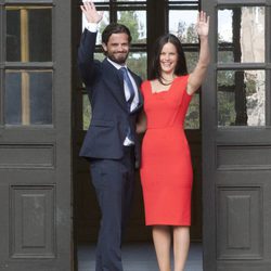 Carlos Felipe de Suecia y Sofia Hellqvist saludan en el anuncio de su compromiso