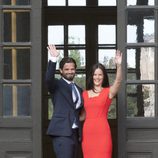 Carlos Felipe de Suecia y Sofia Hellqvist saludan en el anuncio de su compromiso