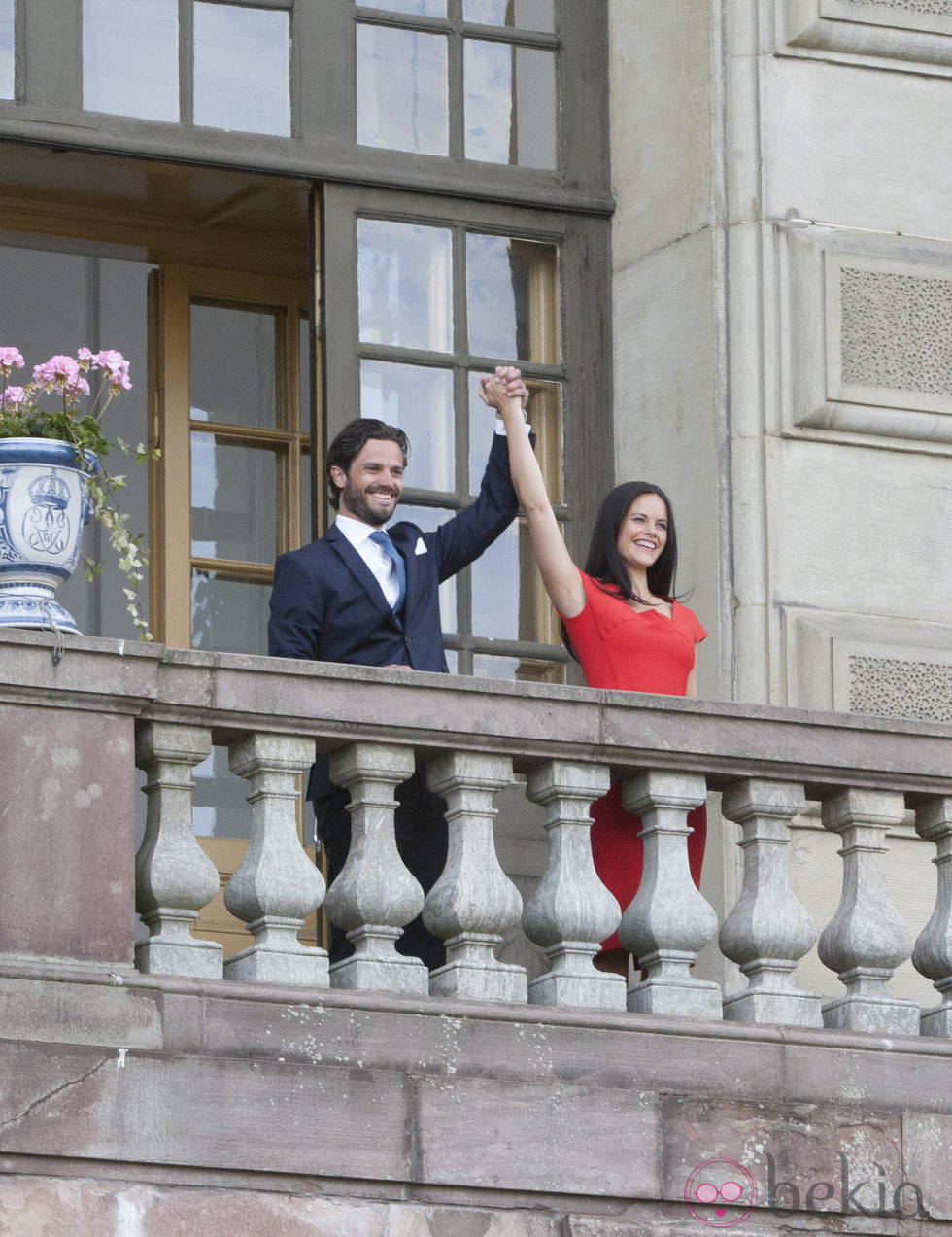 Carlos Felipe de Suecia y Sofia Hellqvist saludan desde el palacio de Drottingholm en el anuncio de su compromiso